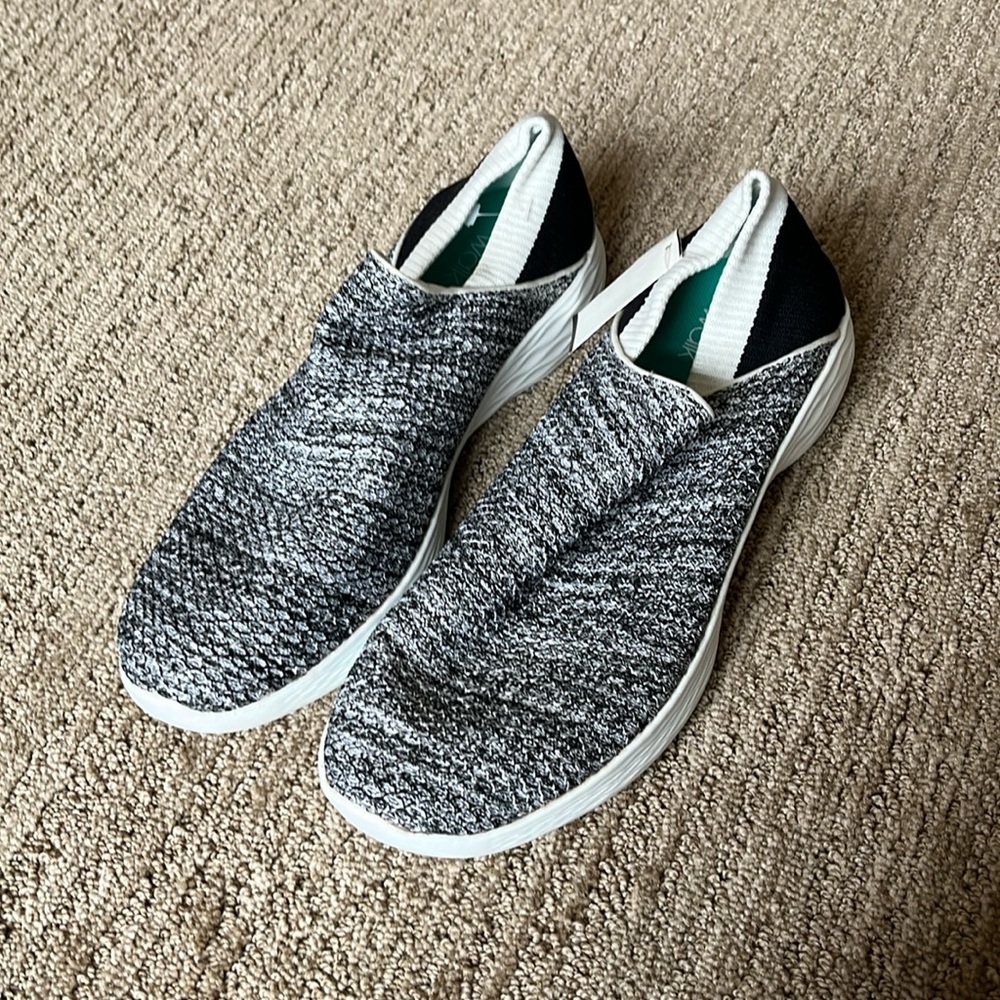 You walk by Skechers size 9.5